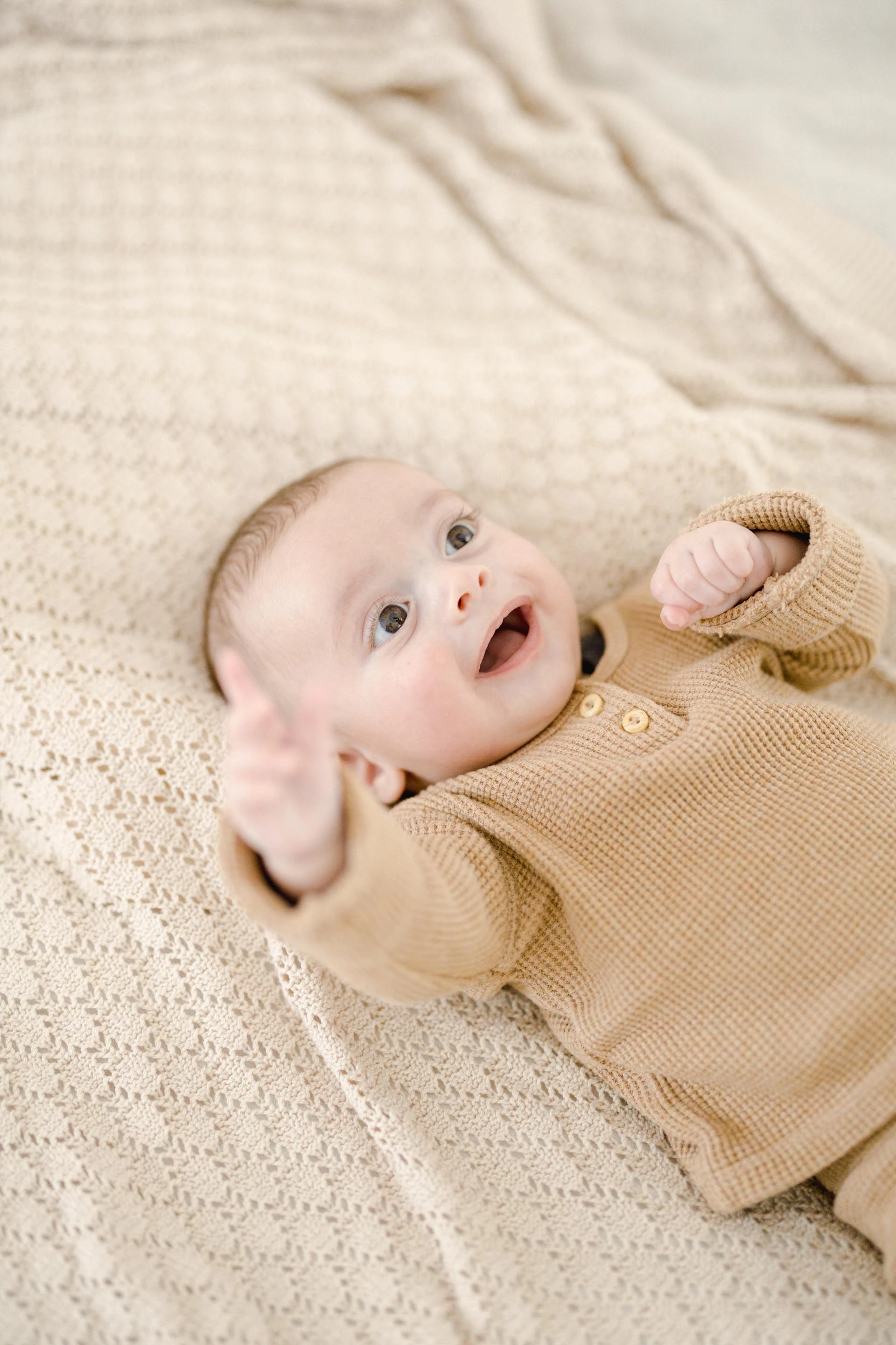 enfant brun gris marron bébé